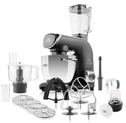Kuchyňský robot ETA Gratus EVO Origin II v antracitové barvě s bohatým příslušenstvím. Sada obsahuje nerezovou mísu, skleněný mixér, food processor se struhadly, hnětací háky, šlehací metly a brousek na nože