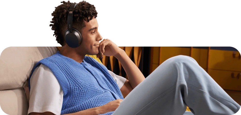 Sluchátka Xiaomi REDMI Headphones Neo Obsidian bílá Muž sedící na gauči si užívá audio ze sluchátek Xiaomi REDMI Headphones Neo s pohodlnou konstrukcí