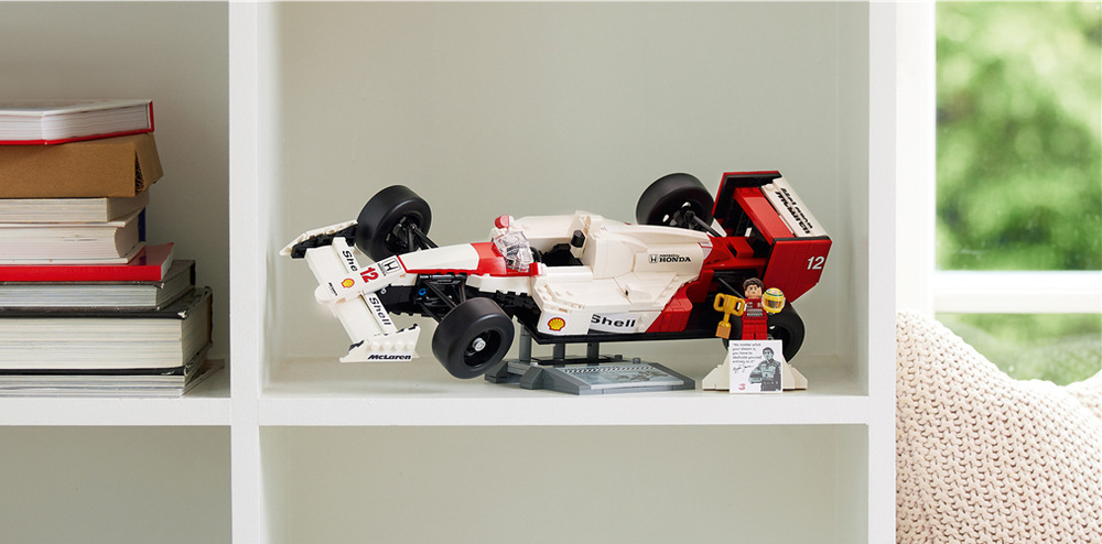 Součástí stavebnice je minifigurka Ayrtona Senny s vlastním podstavcem, fotografií a jeho citátem.