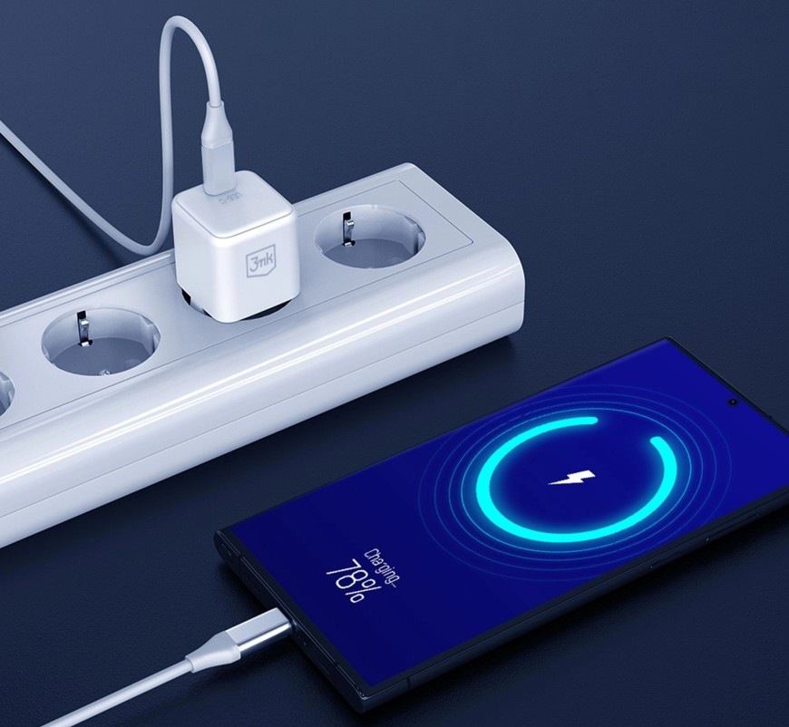 Nabíječka do sítě 3mk Hyper USB-C 25W PD nabíjí mobilní telefon