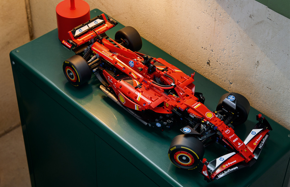 Stavění Ferrari SF-24 odhaluje propracované mechanismy a proměňuje skládání v kreativní technickou výzvu.