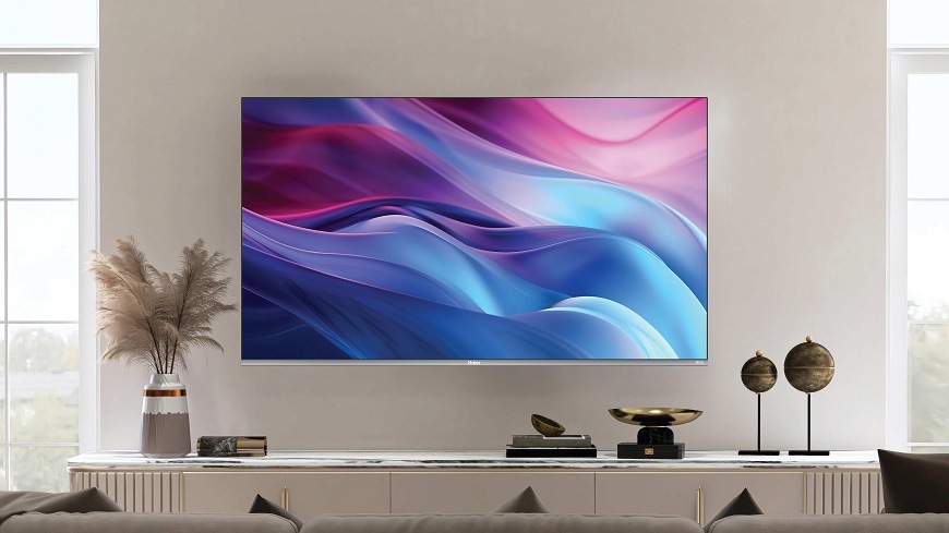 Televize Haier H50Q80FUX visí na stěně v obývacím pokoji