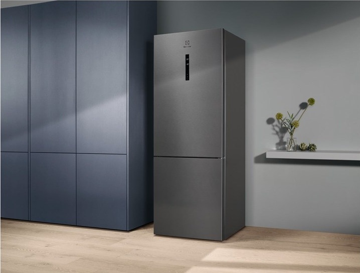 Chladnička s mrazničkou Electrolux Série 600 LNT6ME46X3 nerez Lednice Electrolux LNT6ME46X3 600 TwinTech No Frost vedle kuchyňské linky.