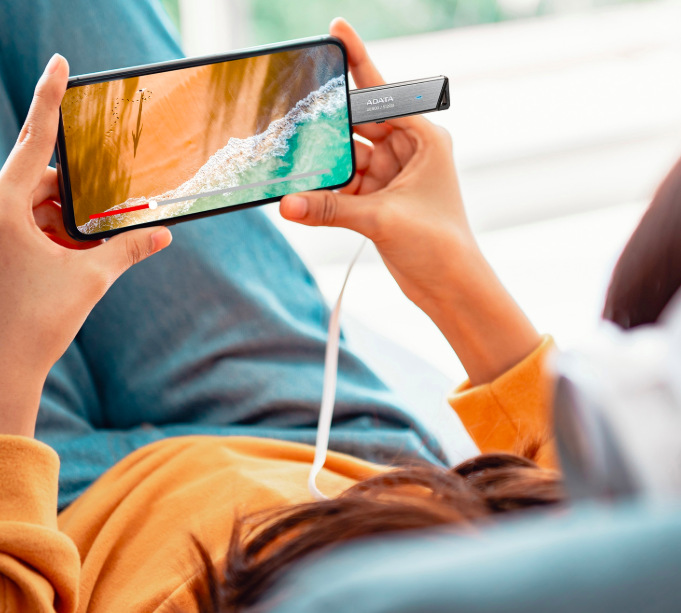 USB Flash ADATA Elite UE800 1TB stříbrný ADATA UE800 1TB připojený k mobilnímu telefonu při přehrávání videa z externí paměti