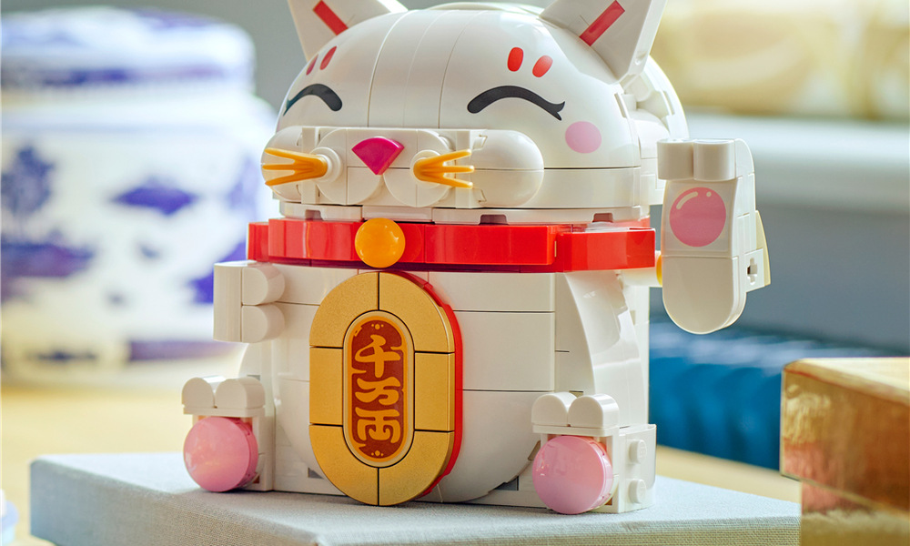 Stavebnice LEGO® Iconic 40813 Kočka pro štěstí Kočku můžete ozdobit mincí nebo přáním a doplnit ji o usměvavé oči, fousky či červenající tváře