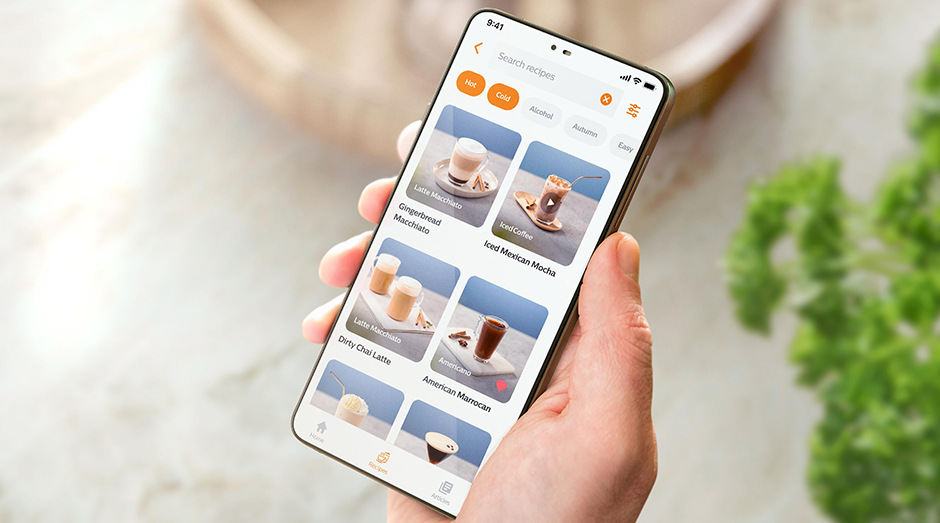 Žena drží v ruce smartphone s mobilní aplikací HomeID
