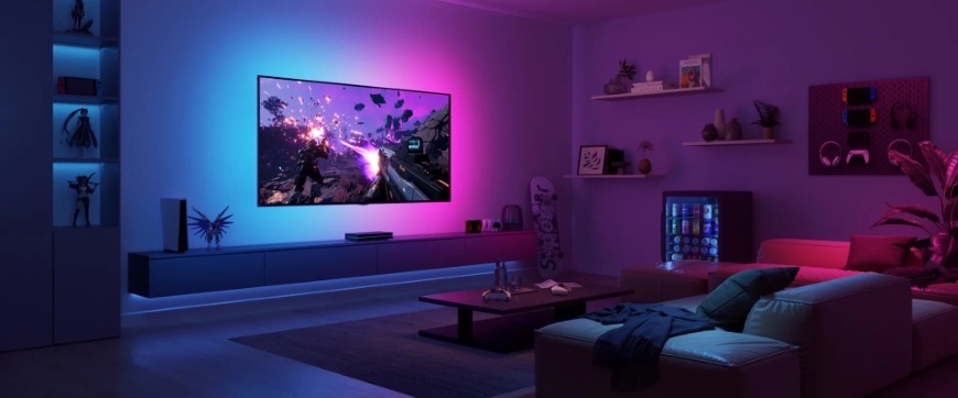 Střílečka na obrazovce v obýváku a vyladěným podsvícením díky pásku Govee AI Sync Box Kit 2 Smart