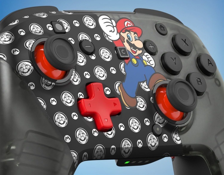 Detail přední části gamepadu Turtle Beach s motivem Mária, červeným D-padem a tlačítkem C