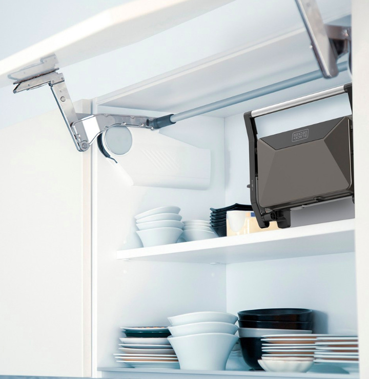 Gril Black+Decker BXGR1001E uložený nastojato v horní kuchyňské skříňce