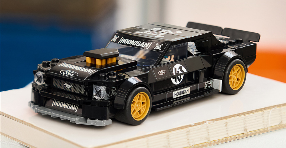 Mustang můžete po sestavení využít ke hraní i vystavit jako kompaktní sběratelský model pro fanoušky aut.