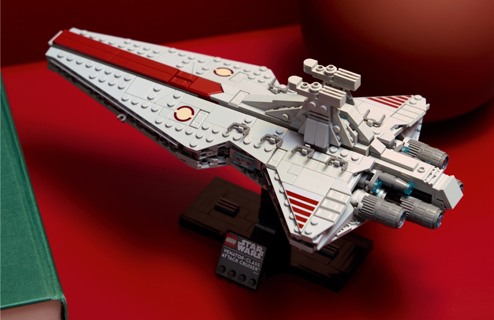 Model LEGO zachycuje výraznou červenobílou siluetu útočného křižníku třídy Venator.