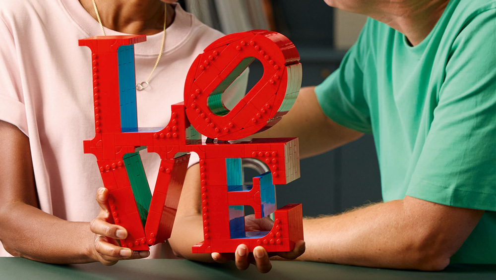 Model LEGO podle ikonického symbolu LOVE od Roberta Indiany převádí známé dílo do barevné prostorové dekorace.