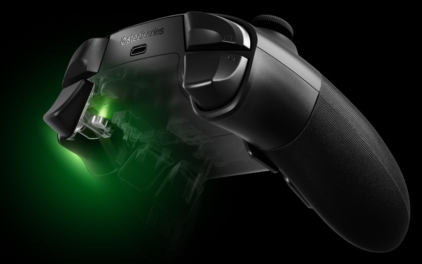 Gamepad SteelSeries Aeon Pro White bílý Detail zadní a horní části gamepadu SteelSeries Aeon Pro s průhledovým zobrazením mechanismu spouště.