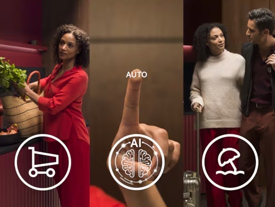 Chladnička s mrazničkou AEG série 7000 TCTCS191ES bílá Žena vyskládává nákup z tašky na linku. Symbol nákupu. Uprostřed prst, na kterém je symbol funkce AUITO, dole ikona mozku pro AI. Úplně vpravo žena s mužem se drží přes ramena, žená drží rukojeť kufru.