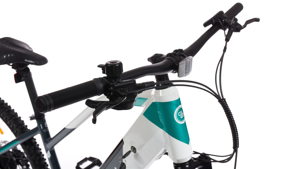 Odpružená vidlice Suntour a 27,5" kola přinášejí pohodlnou a stabilní jízdu v terénu.