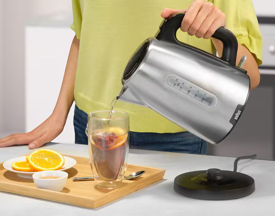 Rychlovarná konvice Braun PurShine WK1500BK černá/nerez Žena si zalévá čaj vodou z konvice Braun WK1500BK PurShine