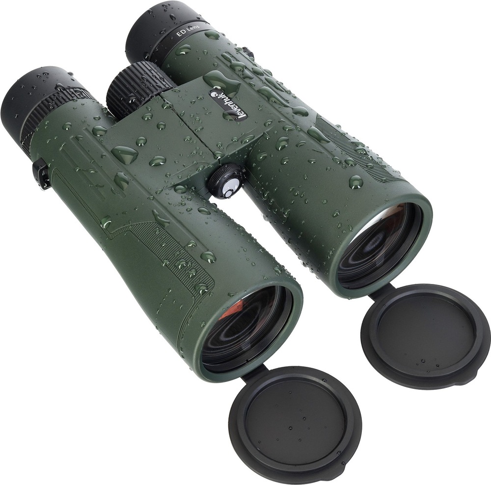 Dalekohled Levenhuk New Karma PRO ED 10x50 zelený Dalekohled Levenhuk pokrytý kapkami vody se sejmutými krytkami objektivů