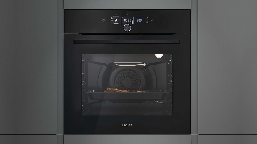 Trouba Haier HWO60SM2FK3BH černá/sklo trouba haier HWO60SM2FK3BH zabudovaná v šedé stěně