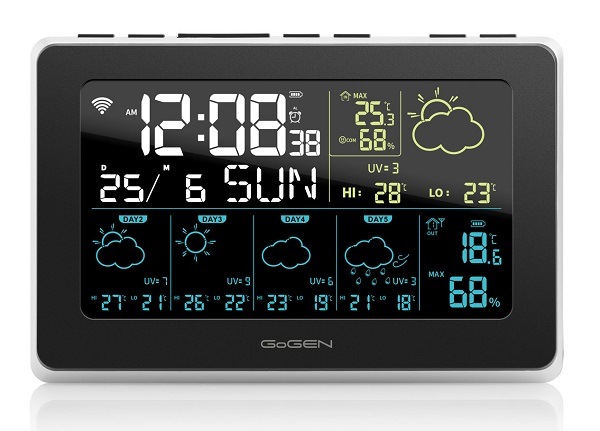 Čelní pohled na černou meteostanici GoGEN ME 3565 SMART přehledně ukazující informace o aktuální šase, teplotě uvnitř i venku a předpověď počasí na následující dny