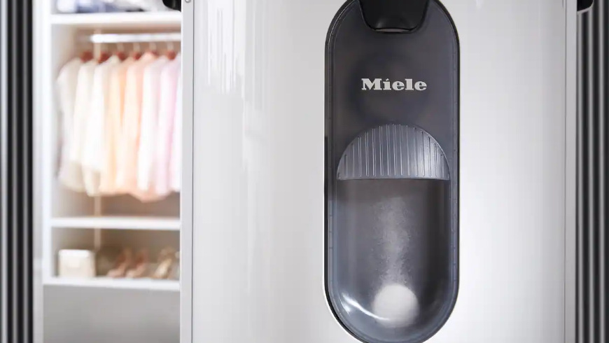 Žehlicí systém Miele B4847 FashionMaster 4.0 Odvápňovací tableta v zásobníku na vodu