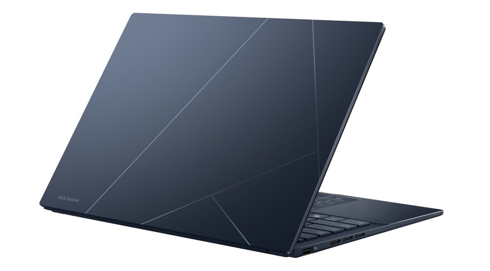 Pootevřený notebook Asus Zenbook 14 zezadu