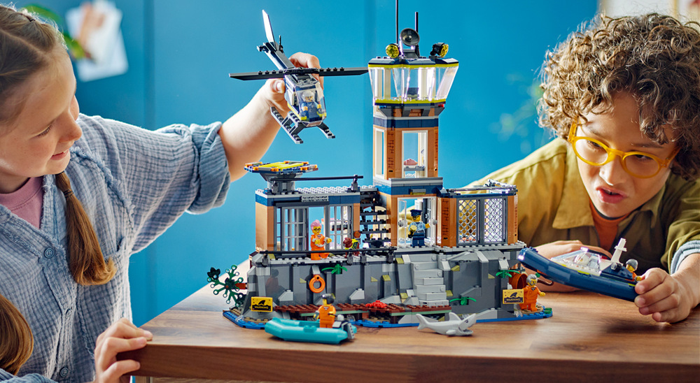 Stavebnice LEGO® City 60419 Policie a vězení na ostrově 980 kostek LEGO vytvoří velký vězeňský ostrov, který doplňuje QR kód, aplikace LEGO Builder a další modely.