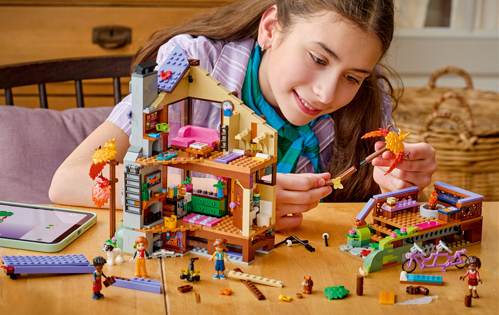 Stavebnice LEGO® Friends 42705 Útulná chata v podzimním lese Čtyři minipanenky, pes a veverka zvou na lesní výpravy, fotografování zvířat i večerní opékání marshmallow u ohně.