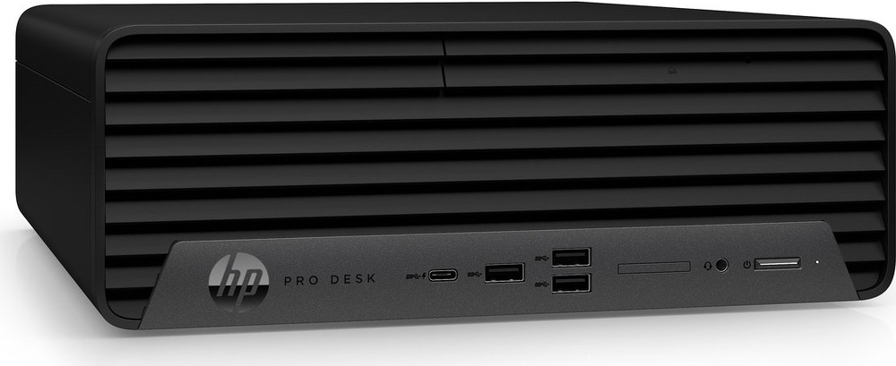 Na obrázku je kompaktní stolní počítač HP Pro SFF 400 G9 zachycený šikmo zepředu. Má nízké černé tělo se zaoblenými rohy a čelní stranu tvoří široká mřížka s vodorovnými lamelami. Ve spodní části je šikmo zapuštěný panel s logem HP a nápisem ProDesk, dále s USB-C portem, třemi USB porty, úzkou čtečkou nebo slotem, audio konektorem, tlačítkem zapnutí a dalším úzkým slotem vpravo.