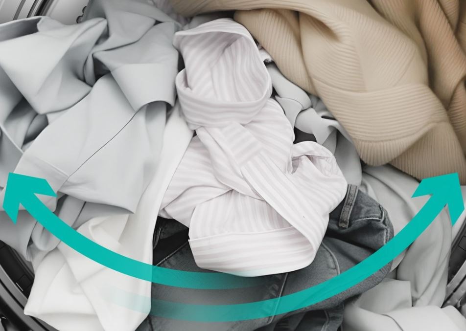 Sušička prádla Gorenje G400 DG48D NatureDry černá znázornění pohybu bubnu sušičky, šipky ukazují změnu směru tam a zpět. Uvnitř bubnu je spousta prádla