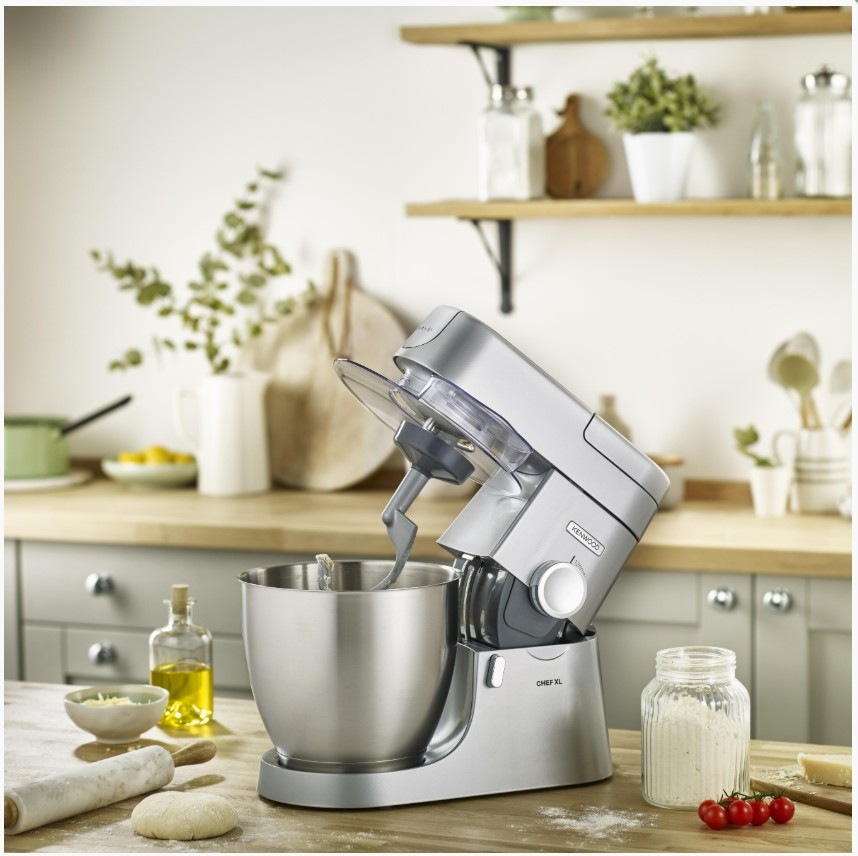 Kuchyňský robot Kenwood KVL 4100 S Chef XL na kuchyňské lince a hnětací hák