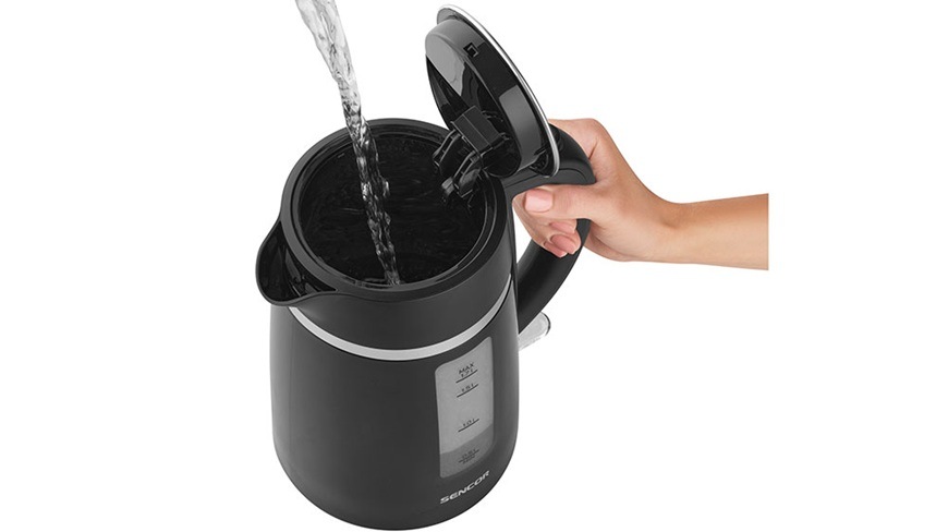 Rychlovarná konvice Sencor SWK 2710BK, 1,7 l černá Vrchní pohled na rychlovarnou konvici Sencor SWK 2710BK, kterou žena drží jednou rukou. Víko je otevřené a nalévá se dovnitř voda.