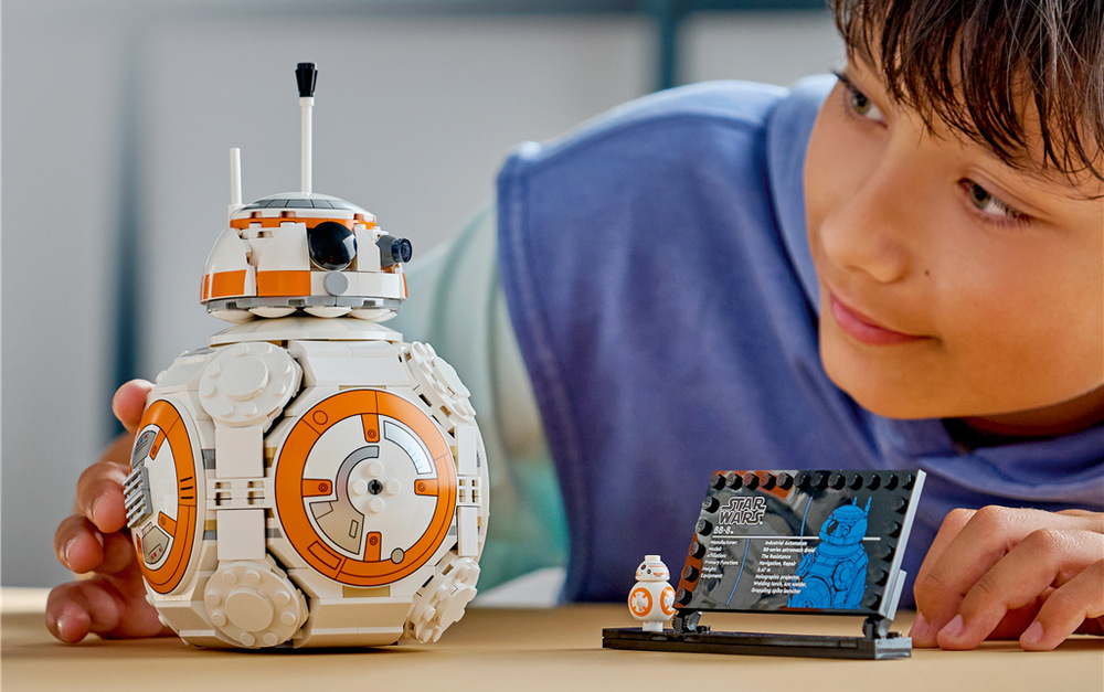 Pohybujte BB-8 po rovném povrchu a jeho hlava se automaticky začne otáčet různými směry.