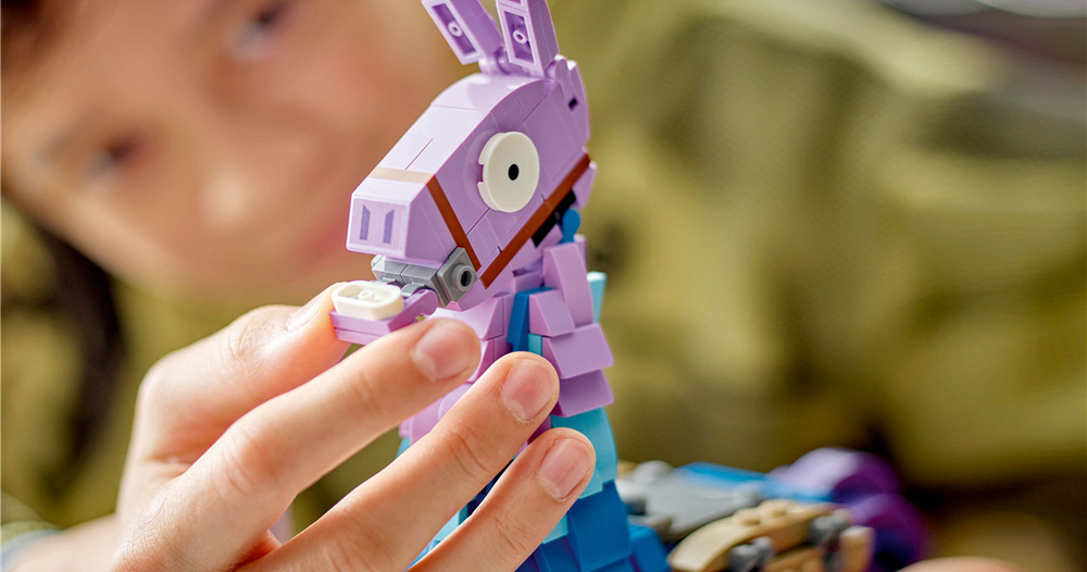 Supply Llama z Fortnite si můžete sestavit z kostek LEGO a díky barevnému designu připomíná herní předlohu.