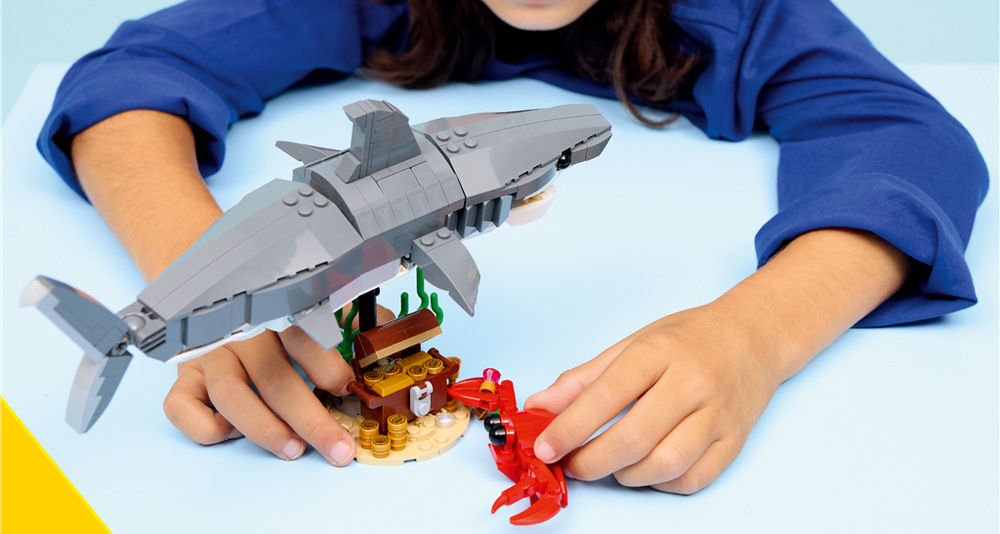 Stavebnice LEGO® Creator 3 v 1 31381 Divoký žralok a truhla s pokladem Žralok s pohyblivými částmi a pokladem zve děti k podmořským dobrodružstvím i kreativnímu hraní.
