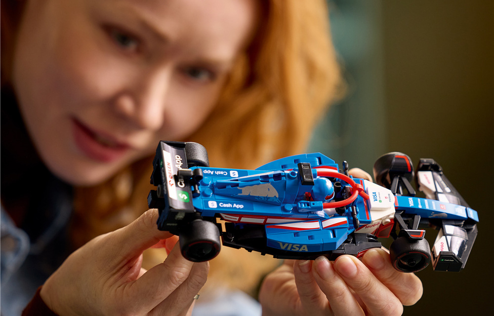 Model LEGO RB VCARB 01 věrně zachycuje design monopostu z roku 2024 včetně svatozáře, polepů a pneumatik Pirelli.