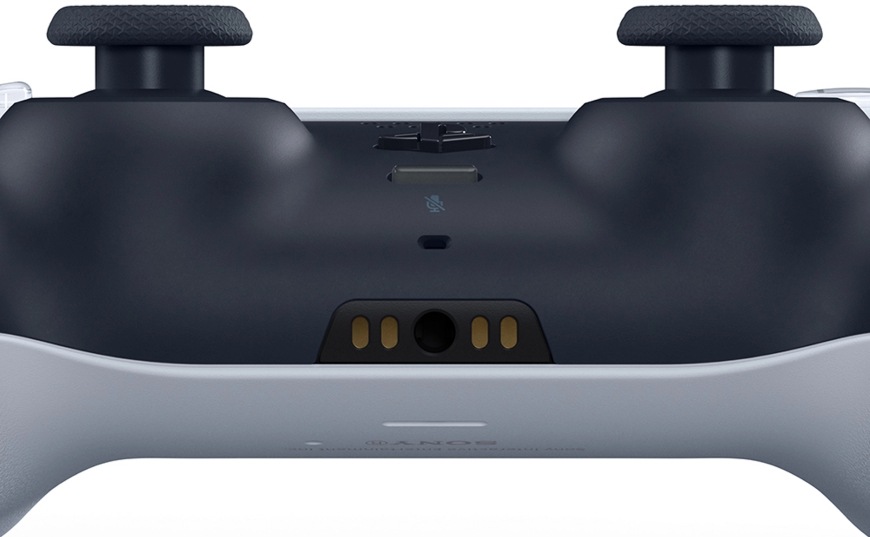 Detail ovladače Sony DualSense vybaveného reproduktorem a mikrofonem