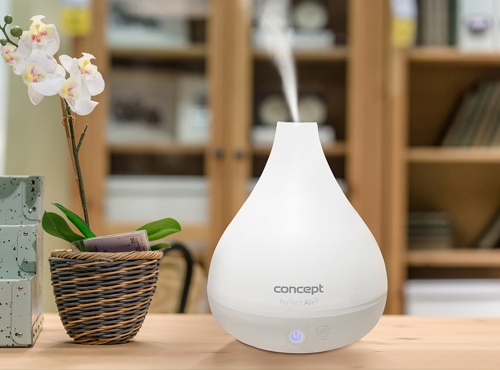 Zvlhčovač vzduchu Concept ZV1010 Perfect Air stojící vedle orchideje