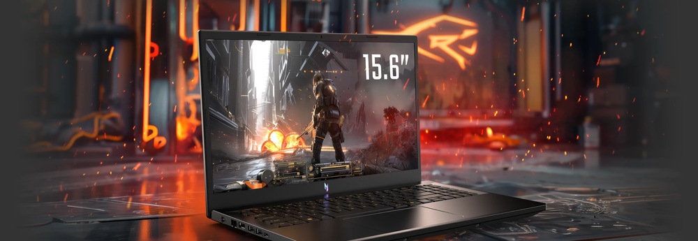 Elegantní notebook má živý 15,6palcový displej, na kterém se zobrazuje futuristická herní scéna s vojákem. Prostředí je dynamické a energické, s jasně oranžovými akcenty.