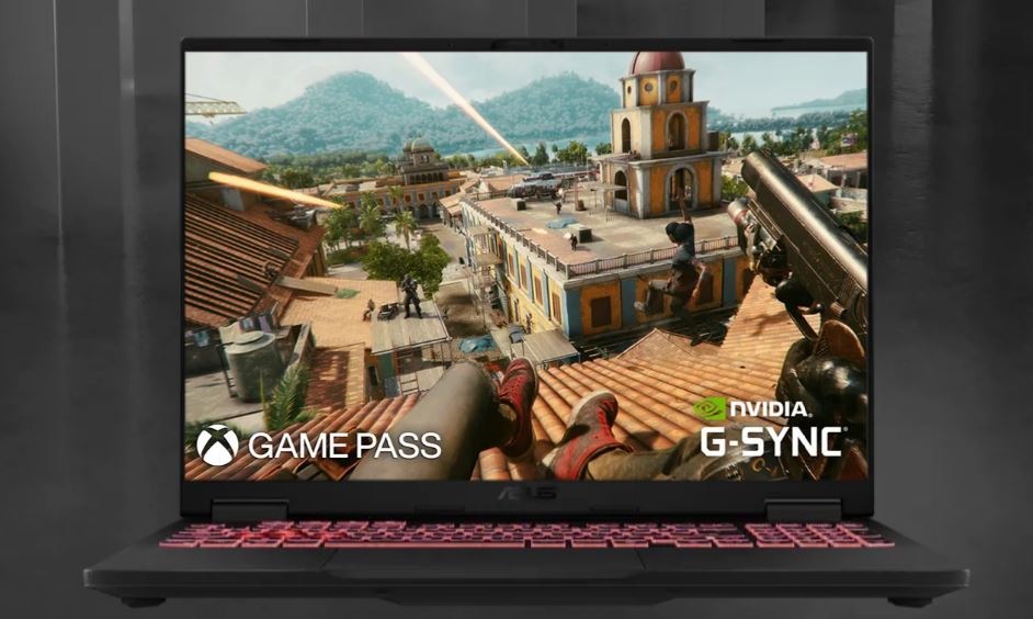 Na notebooku se zobrazuje akční scéna z videohry s přestřelkou nad městskou krajinou. Jsou vidět loga Game Pass a NVIDIA G-SYNC.
