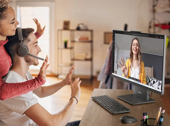 Počítač All In One Lenovo IdeaCentre 24ARR9 světle šedý Žena s mužem telefonují přes počítač All In One Lenovo IdeaCentre 24ARR9 23.8"