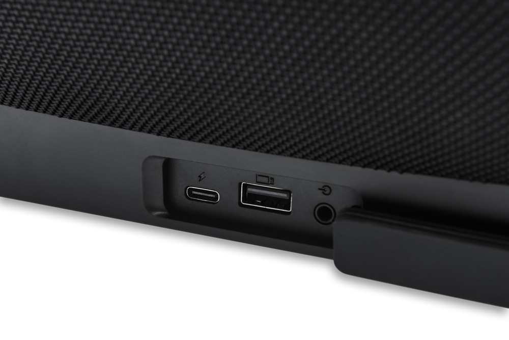 Přenosný reproduktor JVC XS-E834B černý Detail konektorů USB, USB-C a AUX s gumovou krytkou reproduktoru JVC XS-E834B