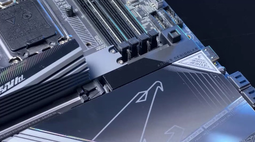 Základní deska GIGABYTE Z890 EAGLE WIFI7 Gigabyte Z890 EAGLE WIFI7 je připravena na výkonné grafické karty díky zesílenému slotu PCIe 5.0