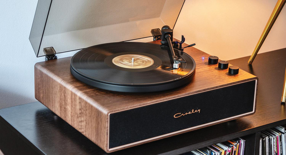 Gramofon Crosley Stave hnědý Jehla NP5 poskytuje detailní, vyvážený zvuk s důrazem na jemné nuance nahrávek a vokálů.