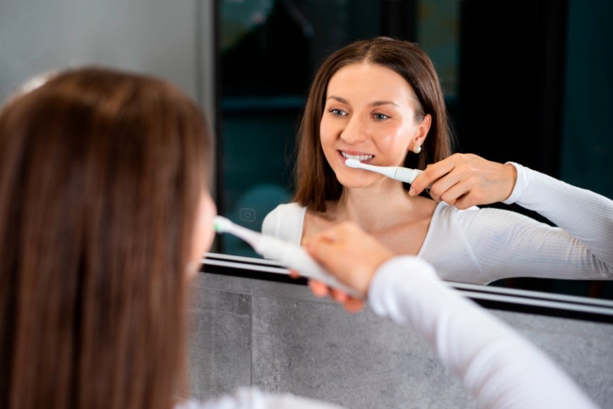 Zubní kartáček TrueLife SonicBrush T100 bílý TrueLife SonicBrush T100, bílá