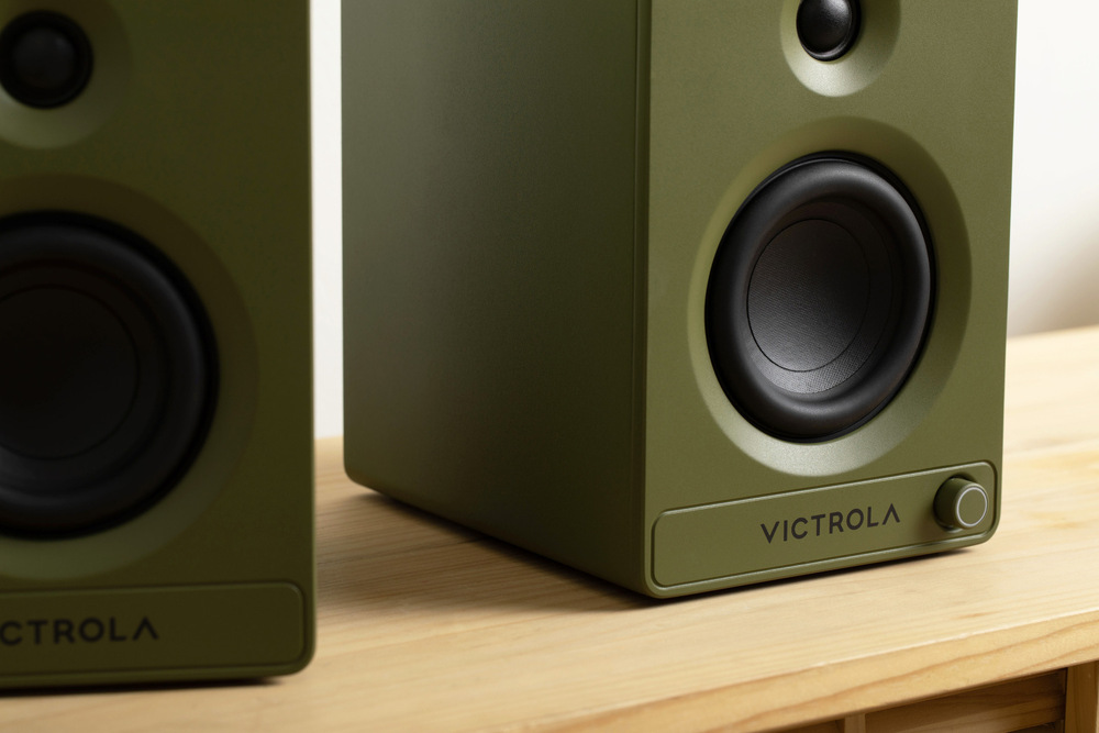 Reproduktory Victrola VPS-400 Tempo (2 ks) zelený Detail reproduktorů Victrola stojící na stole
