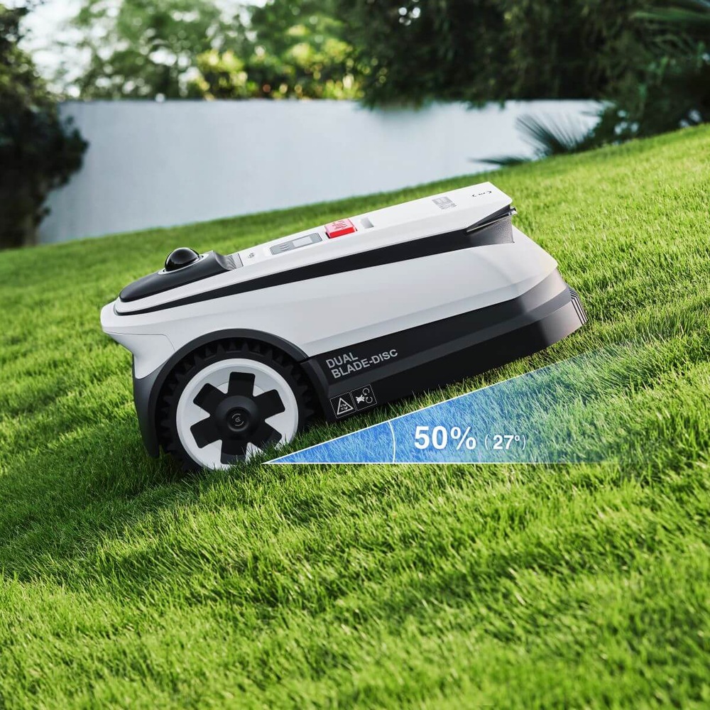 Robotická sekačka Ecovacs A1600 LiDAR PRO – sekačka při práci ve svahu na zeleném trávníku