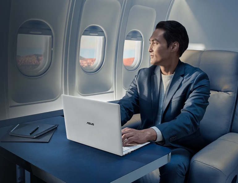 Asus ExpertBook Ultra zaujme výdrží 26 hodin