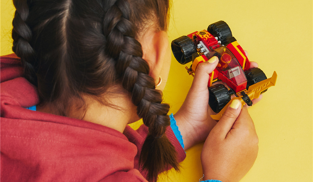 Stavebnice LEGO® NINJAGO® 71780 Kaiův nindža závoďák EVO Kompaktní závoďák z 94 dílků nabízí dvě varianty a skvěle se hodí i na domácí překážkové dráhy.