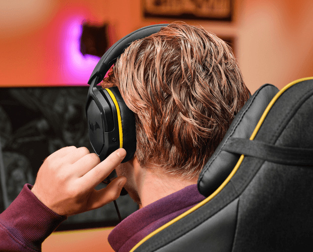 Headset Trust GXT 492BM Carus Batman černý Muž se sluchátky Trust GXT 492BM Carus Batman s ovládáním na náušníku