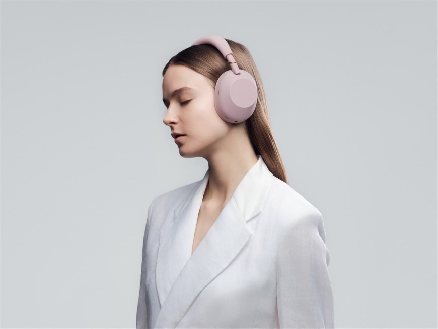 Sluchátka Sony WH-1000XM6, Noise Cancelling - Prodloužená záruka zdarma po registraci růžová Žena má zavřené oči při poslechu hudby ze sluchátek Sony WH-1000XM6